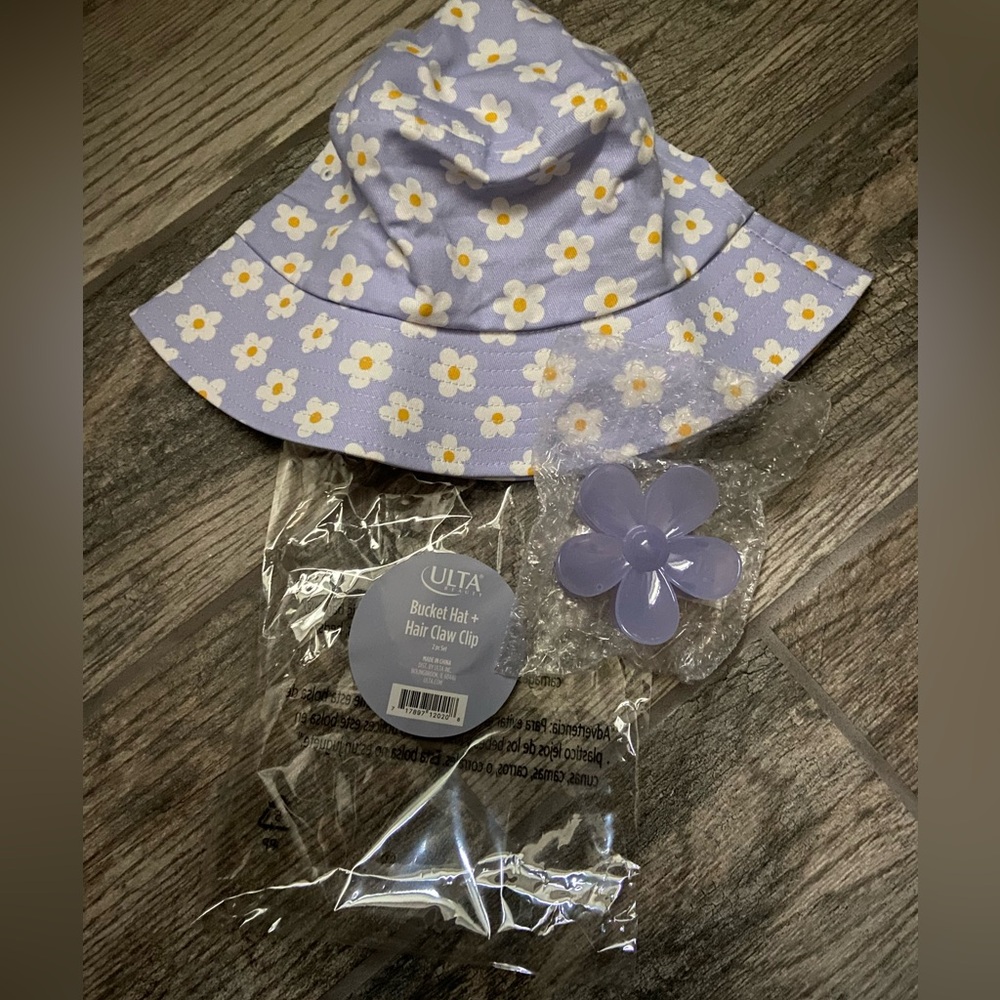 NWT Ulta Daisy Bucket hat with clip